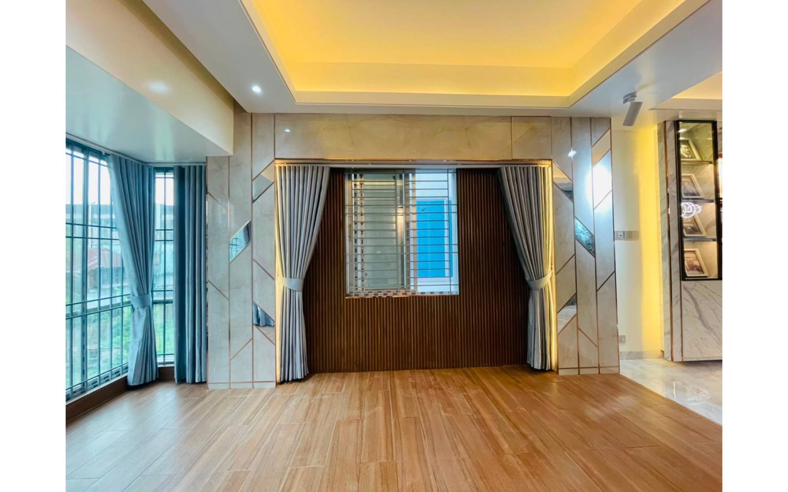 RESIDENCE  INTERIOR — gallery image 35