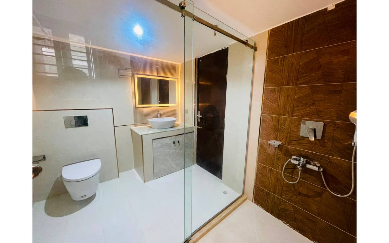 RESIDENCE  INTERIOR — gallery image 38